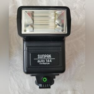 Auto 144 Thyristor Camera Flash - Black. With Case...like New